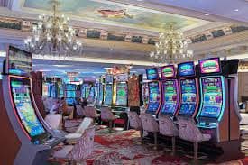 inwwa Esports ကဏ္ဍတွင် PUBG Mobile ပြိုင်ပွဲ Live Streaming ကြည့်ရှုရင်း In-Play Betting ပြုလုပ်နေသောမြင်ကွင်း